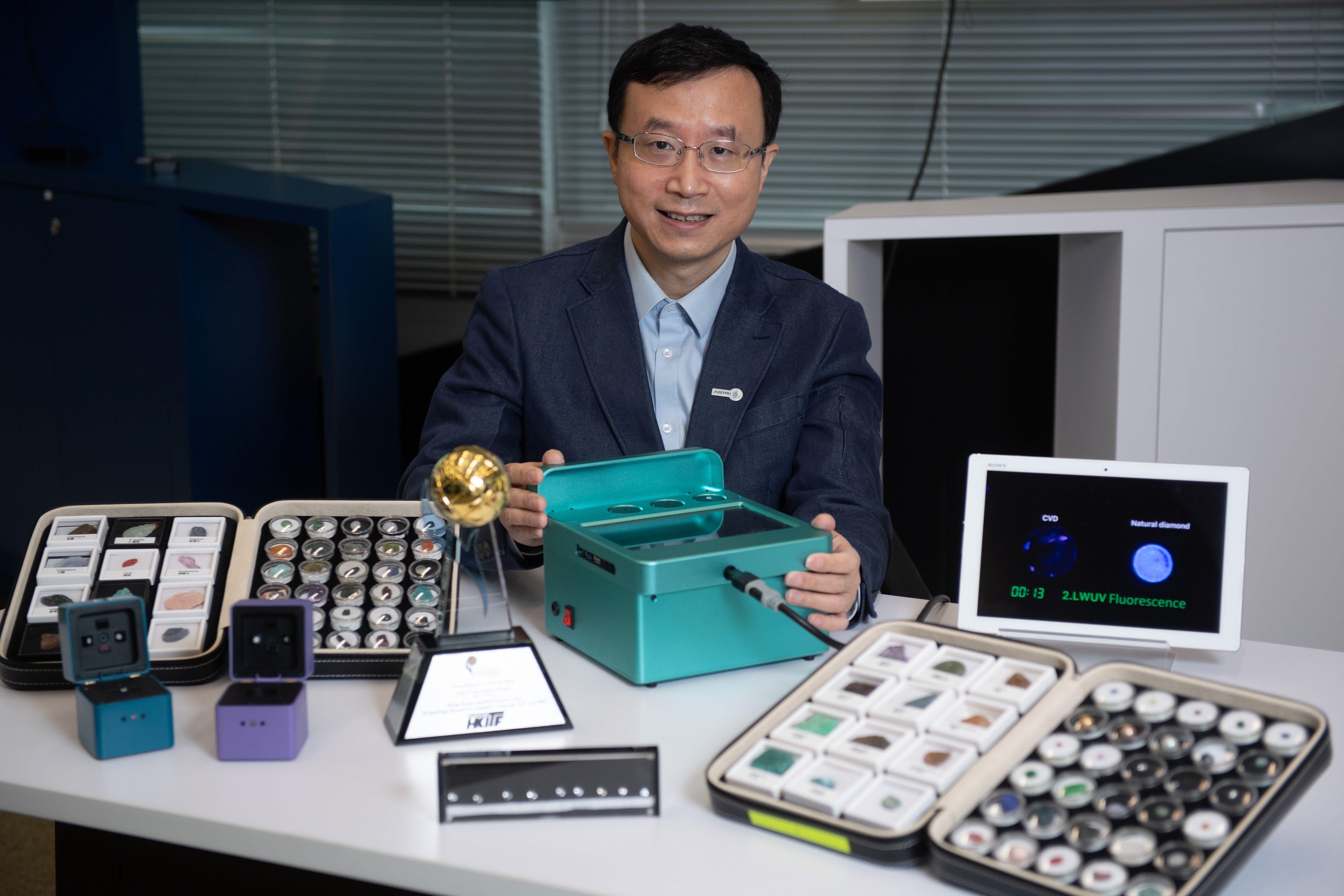 超袖珍光譜儀3秒驗珠寶 應科院兩團隊ICT Awards奪殊榮 - EJ Tech
